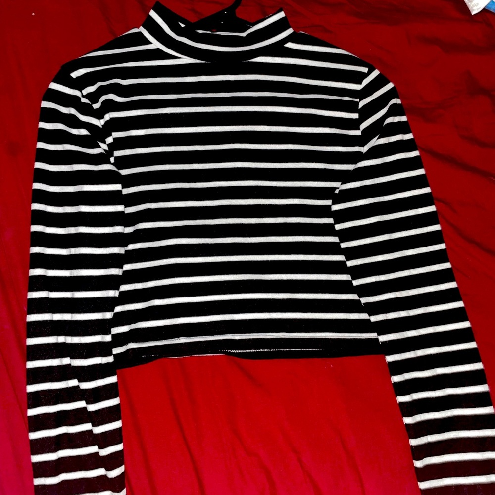 Black&White Striped Long-sleeve Crop Top